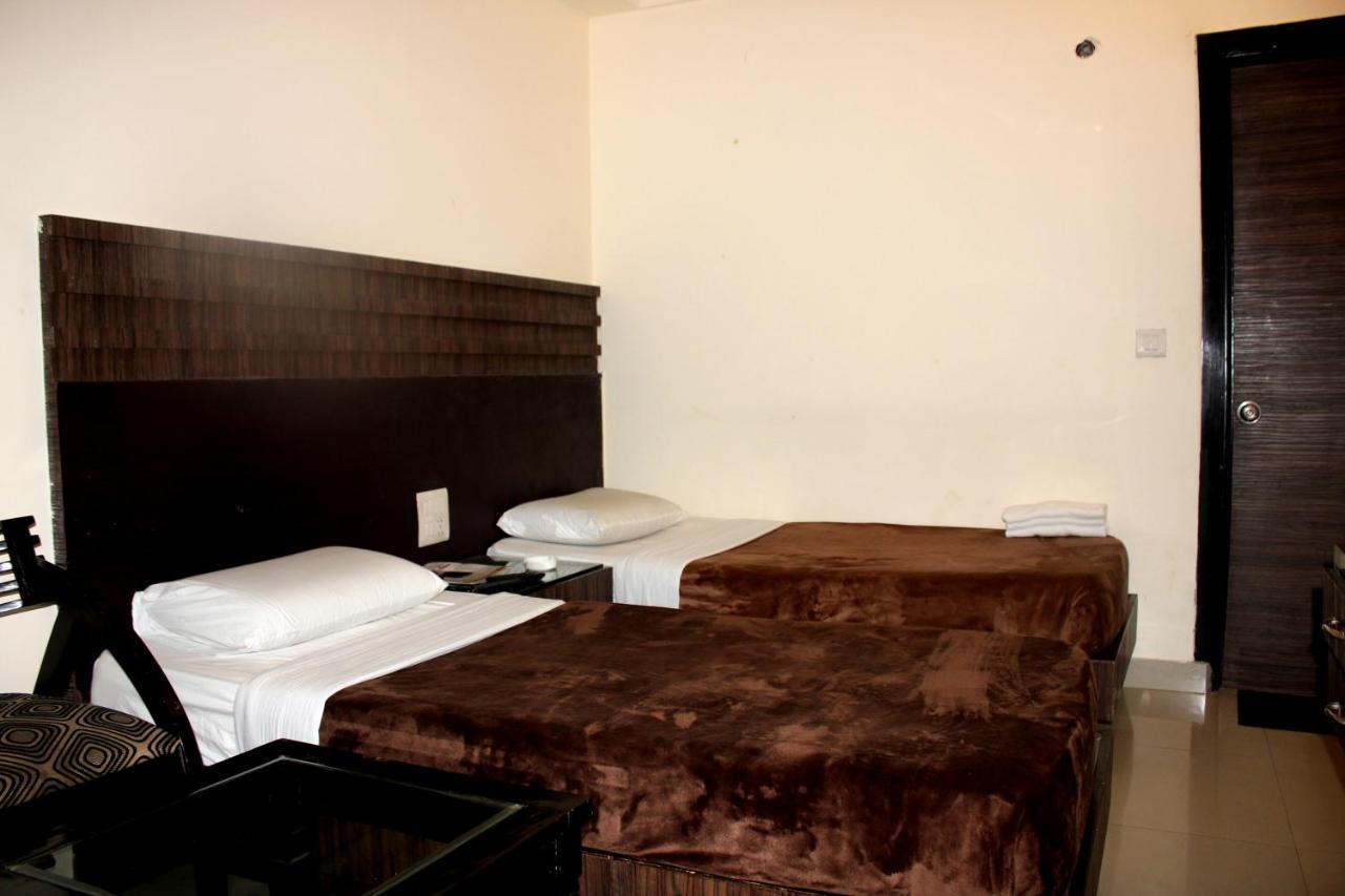 Hotel Aman Deluxe à New Delhi Extérieur photo